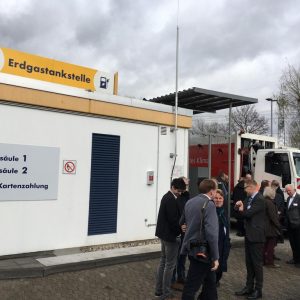 Besucher auf der Eröffnung der Biogastankstelle GVG Hürth