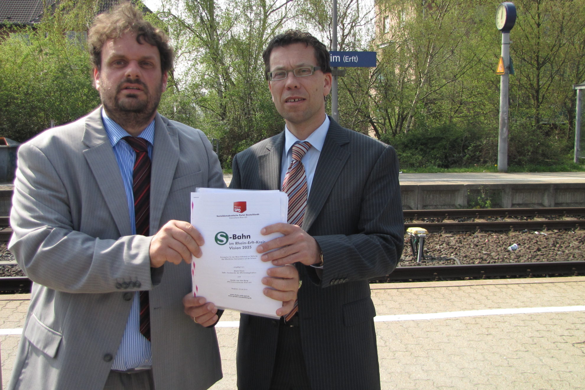 Foto Bahnsteig Bergheim: Dierk Timm und Guido van den Berg präsentieren das S-Bahn Konzept für den REK
