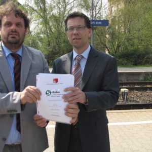 Foto Bahnsteig Bergheim: Dierk Timm und Guido van den Berg präsentieren das S-Bahn Konzept für den REK