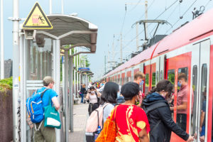 Resiende drängen sich auf dem schmalen Bahnsteig in Kerpen Sindorf
