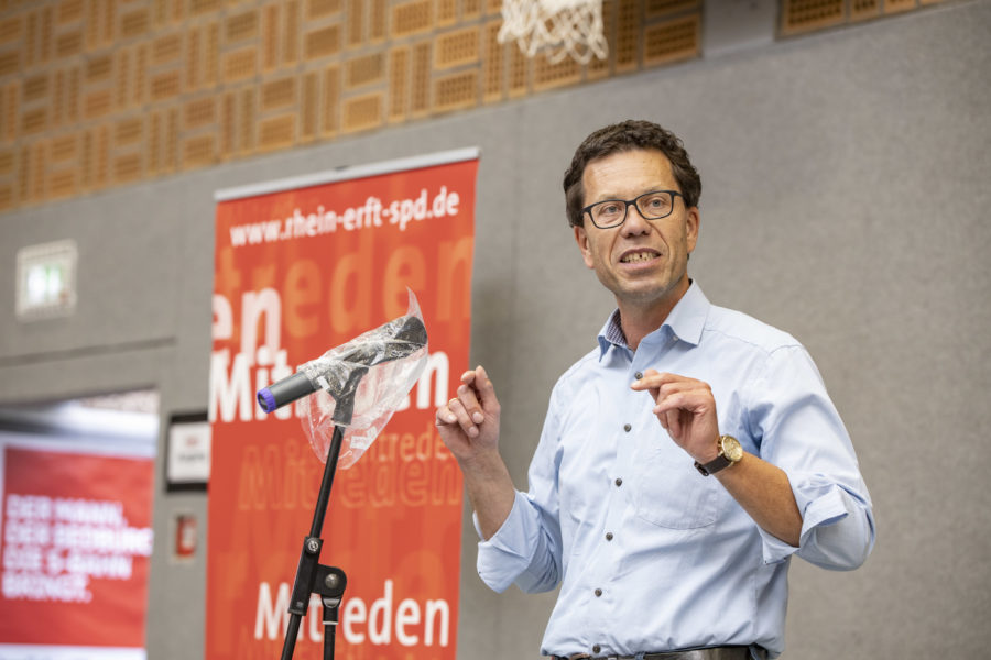 Dierk Timm bei seiner Wahlrede zur Kandidatur als Landrat mit hochgekrämpelten Ärmeln