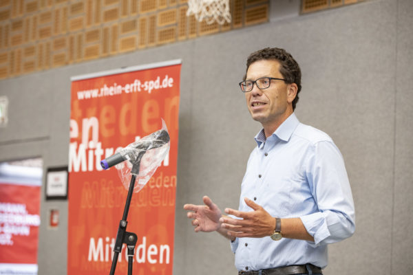 Dierk Timm während seiner Rede mit hochgekrempelten Ärmeln