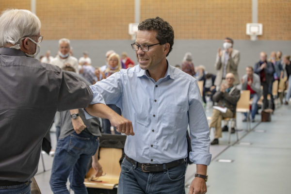 Dierk erhält von Ingpeer Meyer eine Gratulationsgeste per Ellbogen