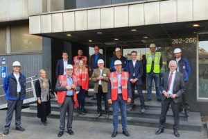 Die Besuchsgruppe um Dierk Timm, Nowabo auf den Stufen des Brühler Eisenwerks