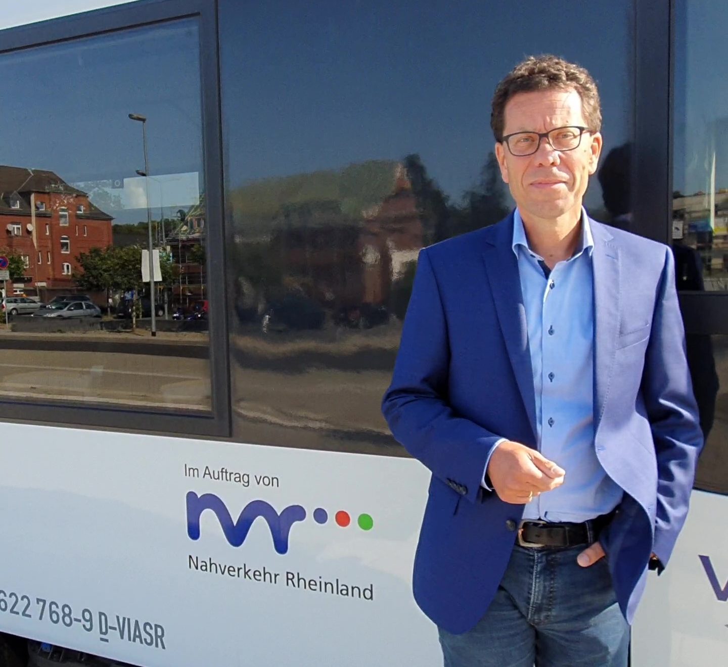 Dierk Timm vor Regionalbahn mit NVR Logo
