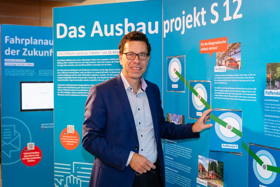 Dierk Timm auf der VRS Wanderausstellung zur S-Bahn